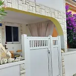 شقة Selena